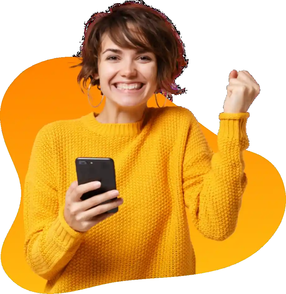 mulher branca camisa amarela sorrindo celular na mão